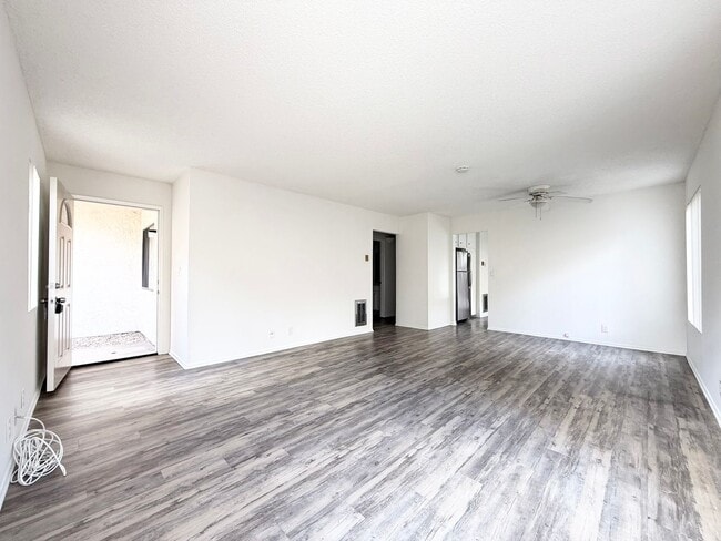 Building Photo - Lower Level w/ Private Fenced Yard!