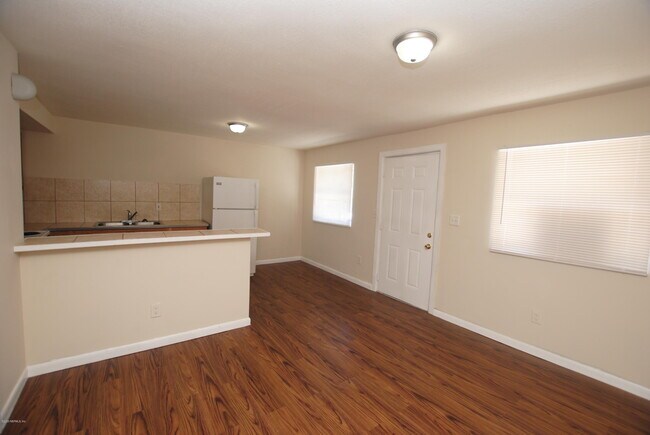 Building Photo - 2975 Dellwood Ave