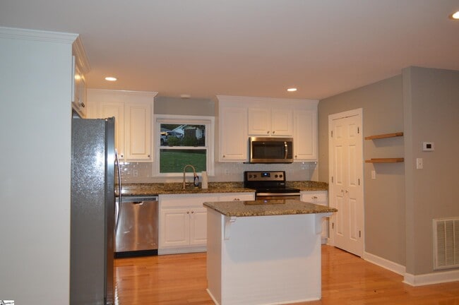 Foto del edificio - 101 Lakeforest Dr