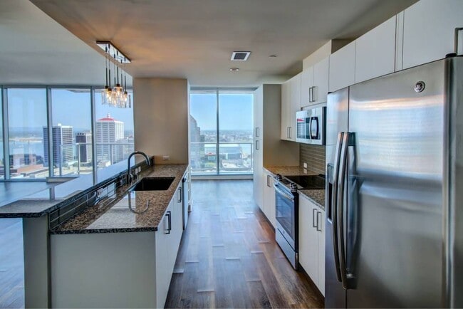Building Photo - The Residences at OMNI Louisville