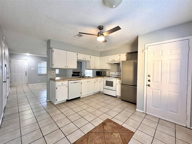 Foto del edificio - 2203 Granberry Dr