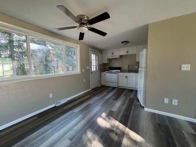 Building Photo - 3 Bedroom Home