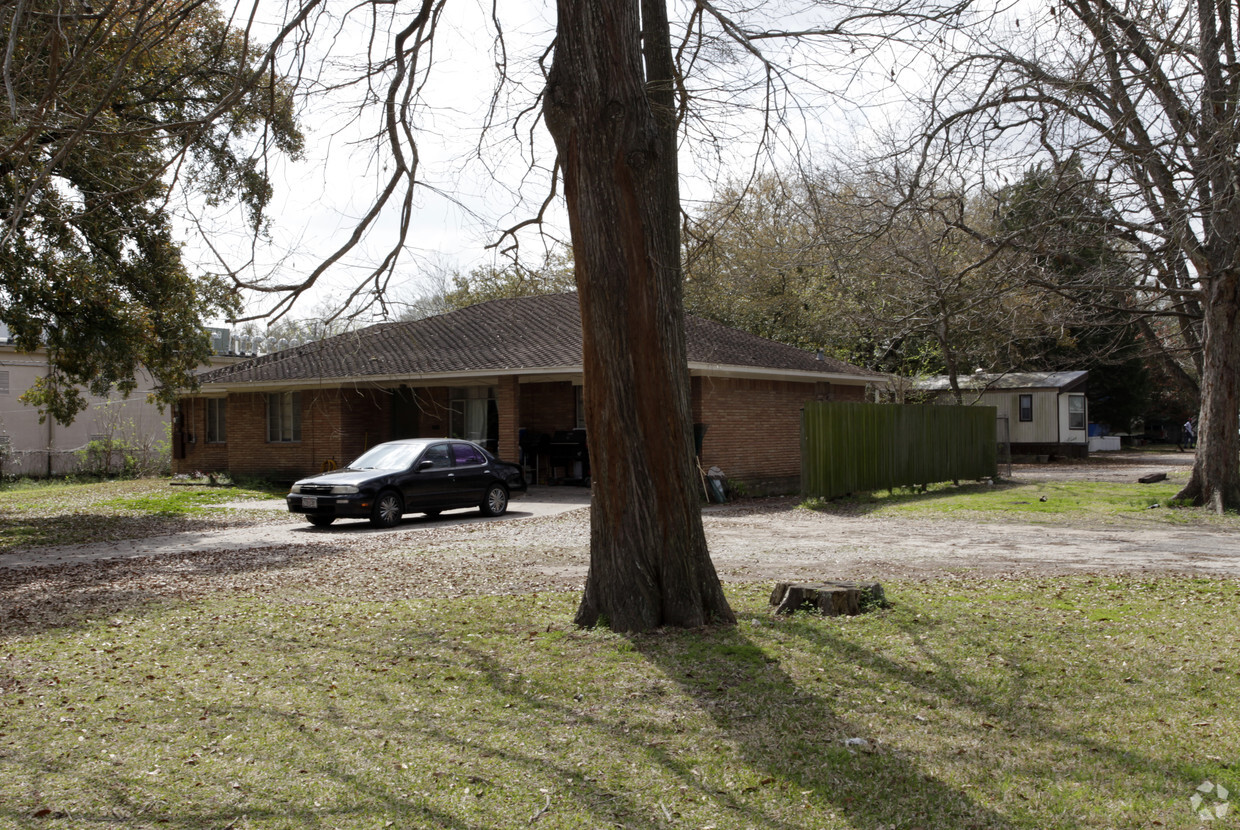 Building Photo - Town & Country Mobile Homes