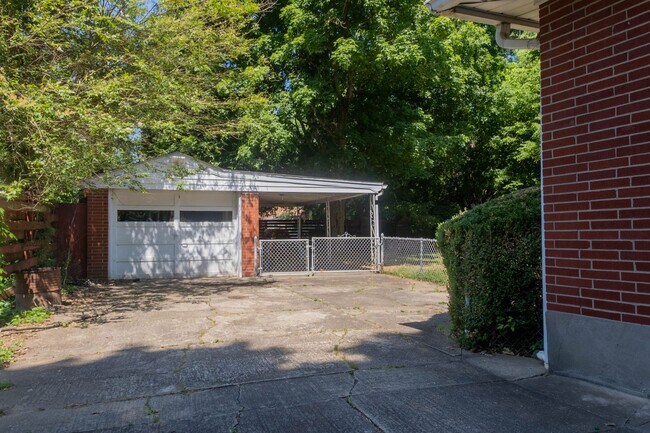 Building Photo - 10400/10402 Deering Road