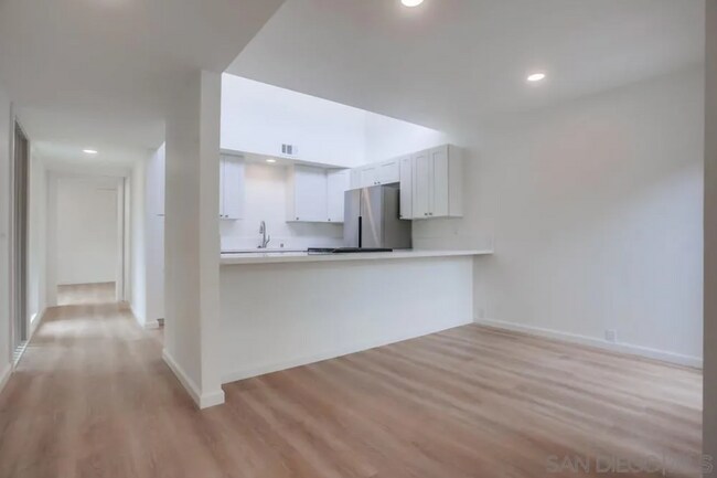 Building Photo - Townhome in the heart of La Jolla’s coveted Beach Barber Tract