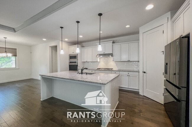 Building Photo - Elegant and Comfortable Living in a Beauti...