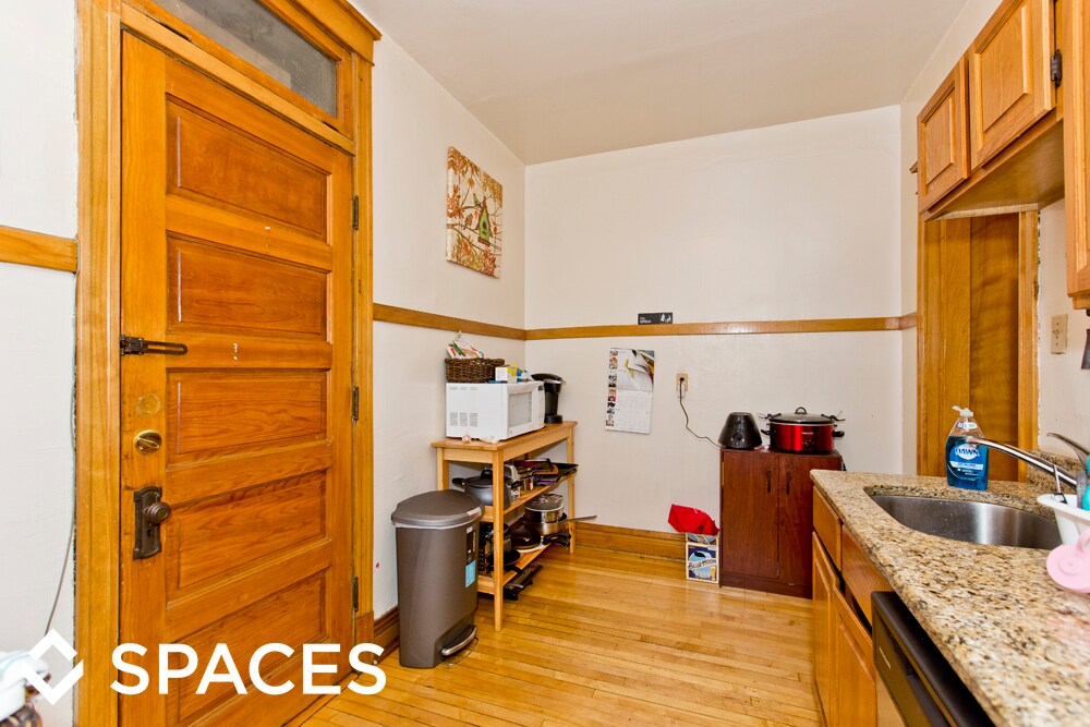 Primary Photo - 3761 N Lakewood Ave