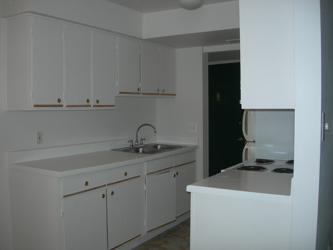 Kitchen - University Apartments