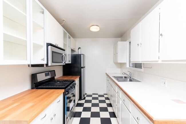 Building Photo - 832 Hyperion Ave