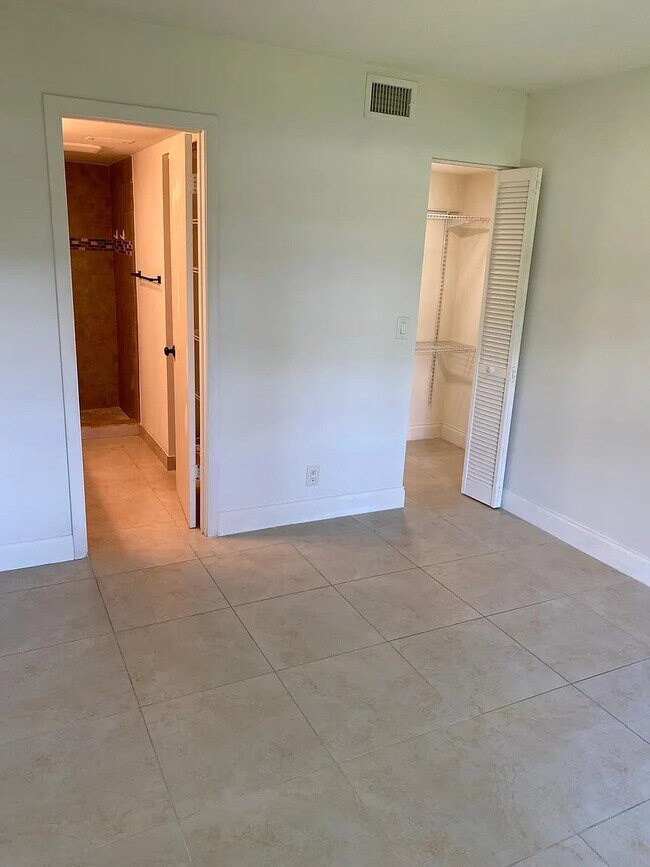 Foto del edificio - 21900 Lake Forest Cir