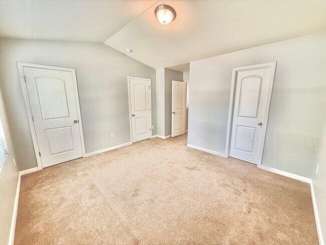 Foto del edificio - Beautiful 2 Bed 2.5 Bath townhome located ...