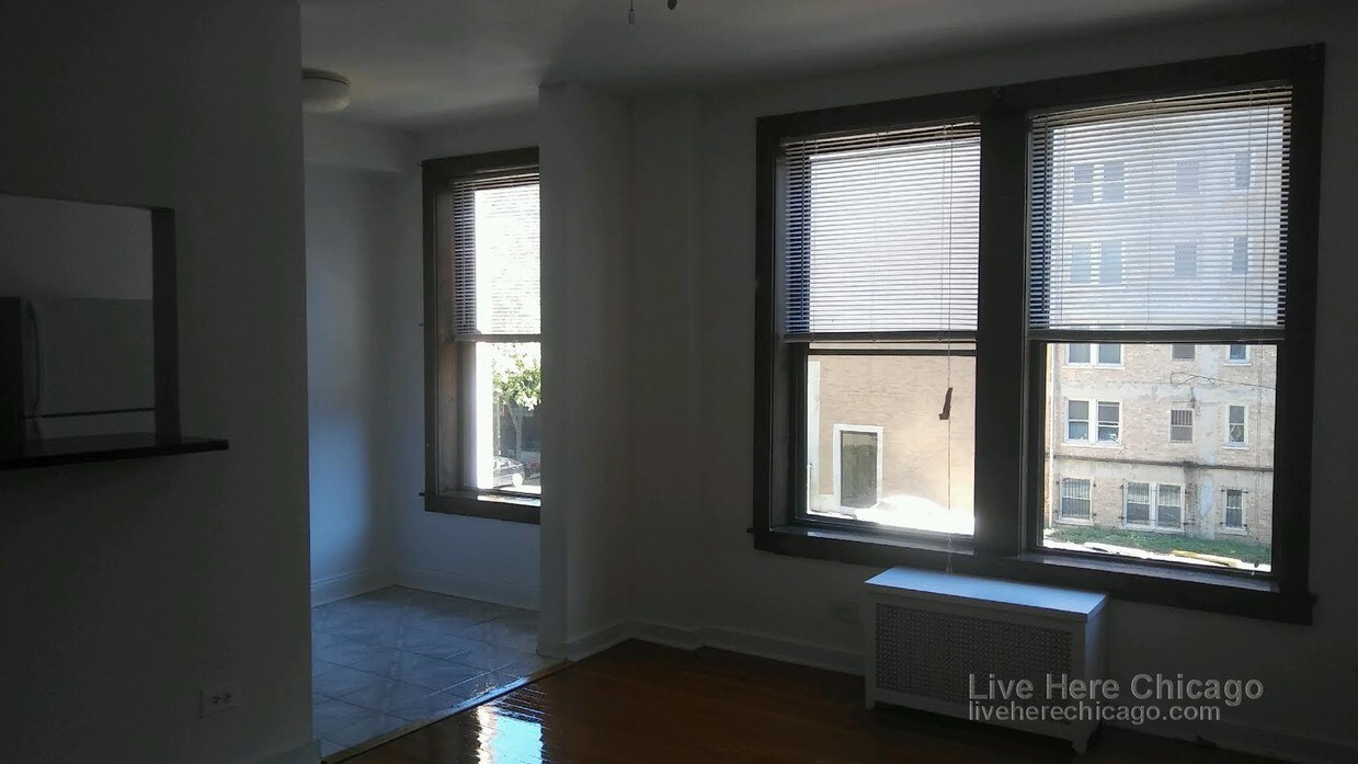 Primary Photo - 940 W Carmen Ave