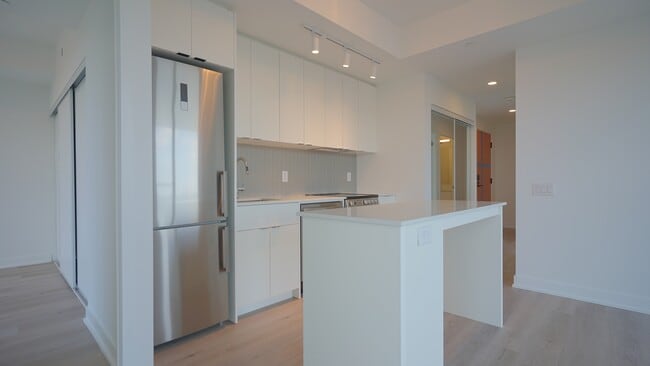 Photo du bâtiment - 1660-1660 Bloor St W