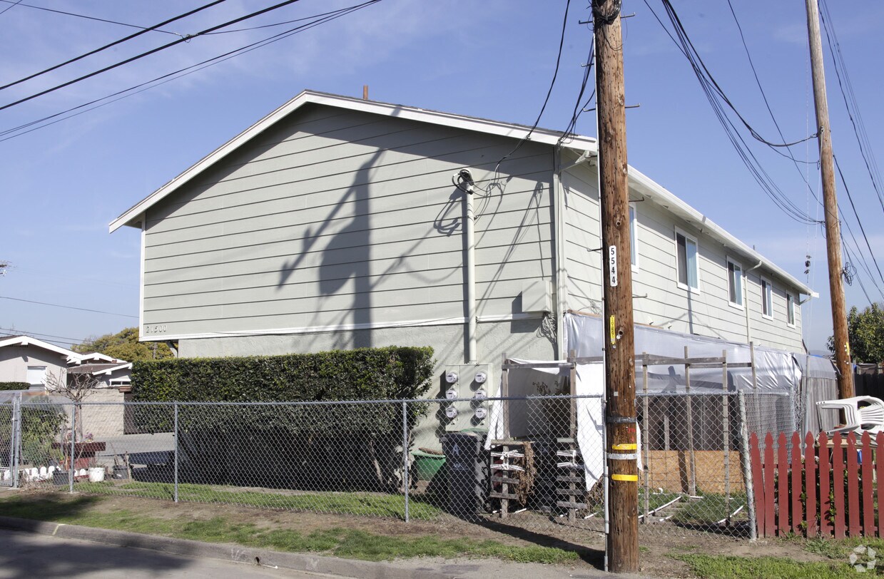 Building Photo - 21500 Haviland Ave