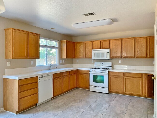 Building Photo - 4 Bedroom Home in Hollister