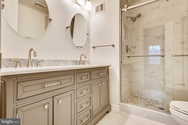 Foto del edificio - 208 Gretna Green Ct