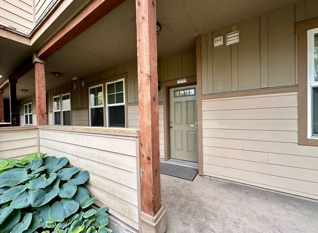 Building Photo - 1850 SW Scenic Heights St