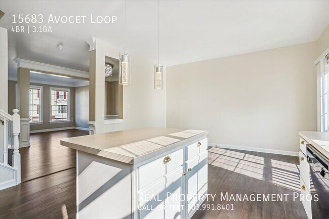 Building Photo - 4 Bed Townhome w/ Fenced backyard near I-95!