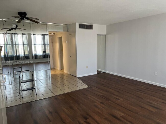Building Photo - 2899 Collins Ave