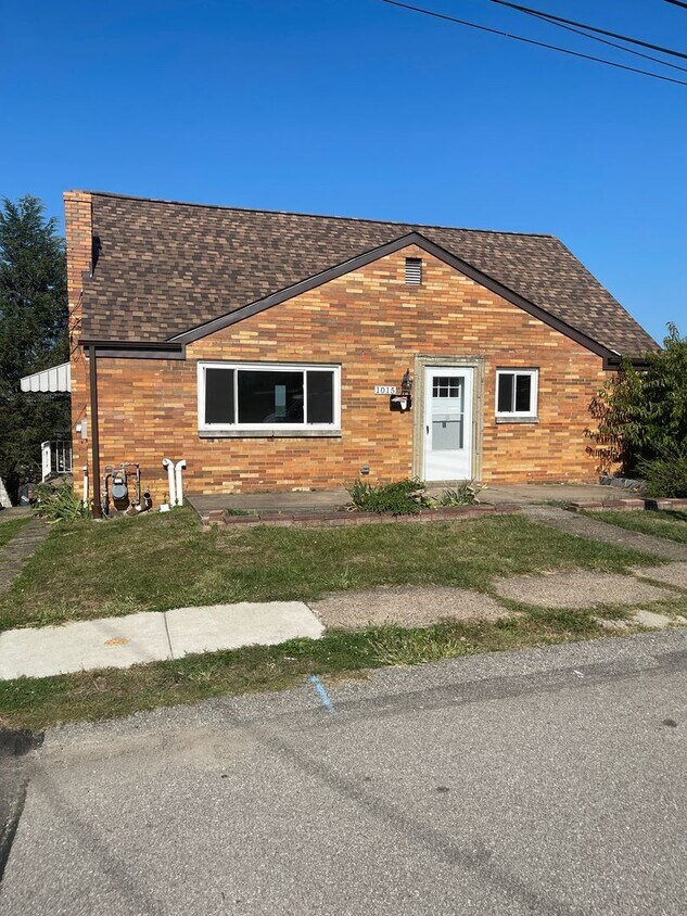 Primary Photo - 1015 Pleasant Ave