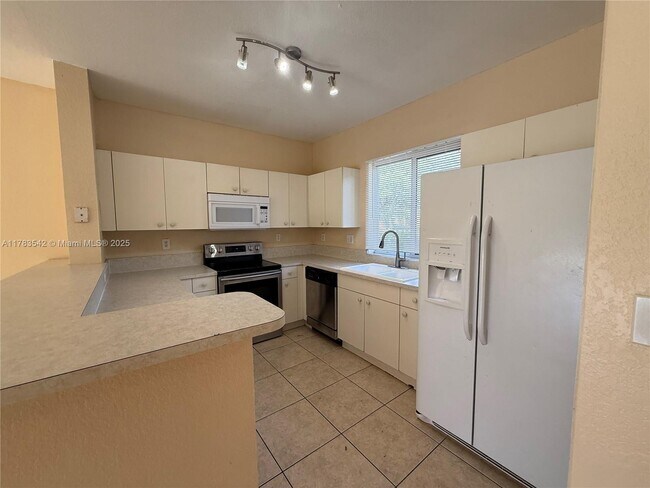 Foto del edificio - 20437 NW 15th Ave