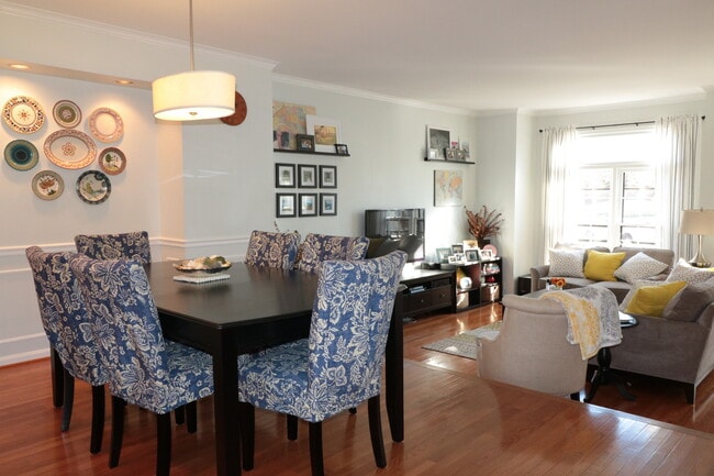 Building Photo - Gorgeous Luxury TH 4 bed, 3.5 bath w/ Wood...