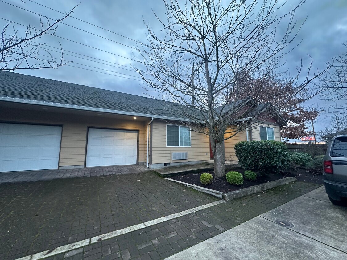 Exterior - 1816 10th St (Springfield, OR)