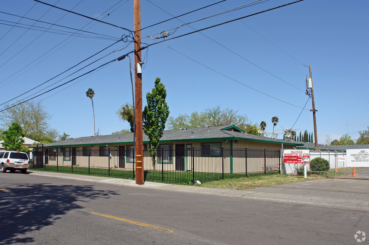 Building Photo - Los Lomas Apts