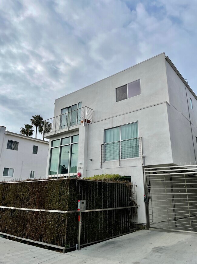Building Photo - 6143 Fountain Ave