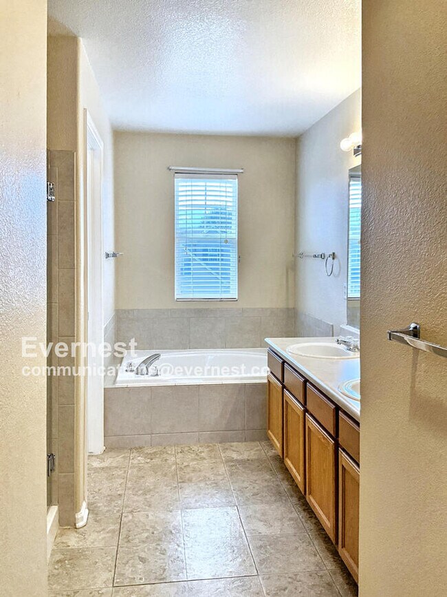 Foto del edificio - 3411 Spotted Tail Dr