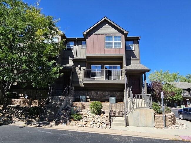Building Photo - Beautiful end-unit townhome in gated commu...