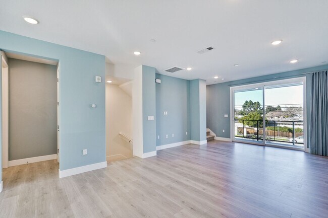 Building Photo - Beautiful Tri-level 3 Bed, 3.5 Bath Townhome in Sunnyvale!