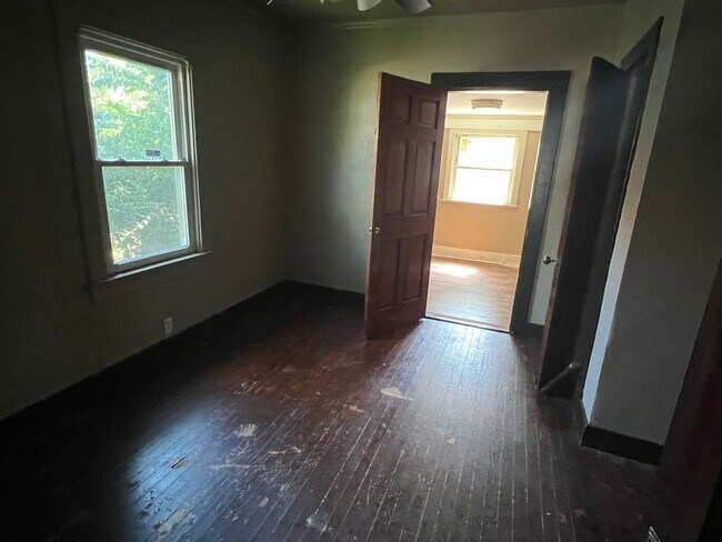 Building Photo - 212 E Siebenthaler Ave