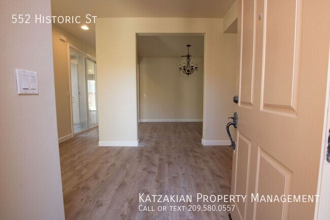 Foto del edificio - Charming 4 Bedroom, 2 Bathroom Single Stor...