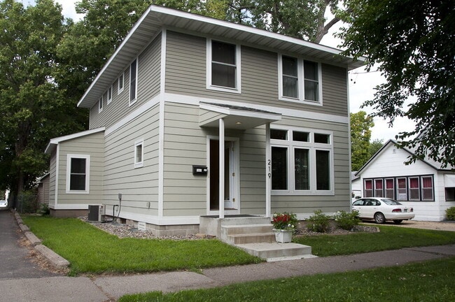 Building Photo - Charming 5-Bed Home with Hardwood Elegance in Minneapolis