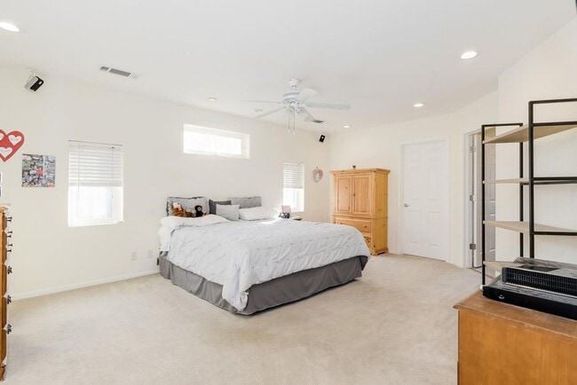 Foto del edificio - BRIGHT, OPEN LAYOUT SUNNYVALE HOME