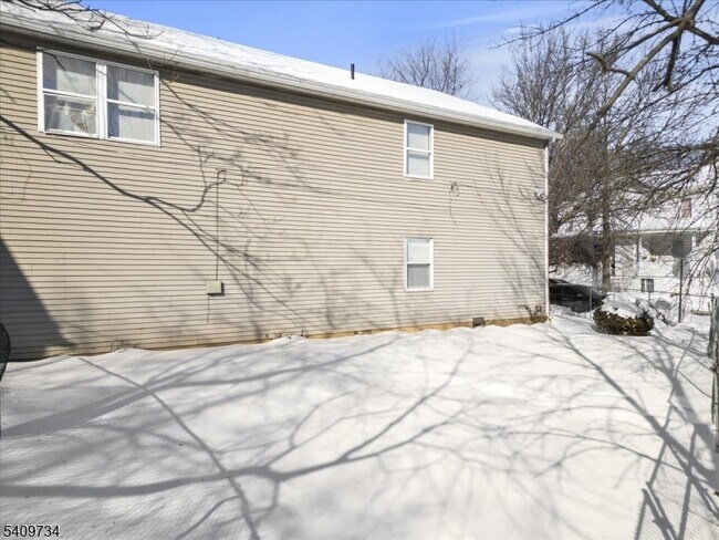 Building Photo - 17 Holsman St