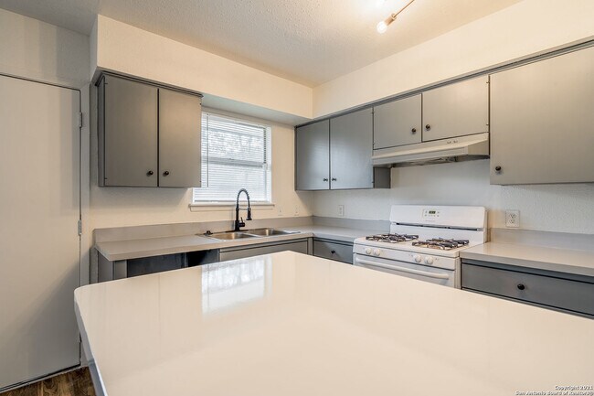 Building Photo - 532 Southtrail Dr