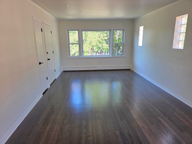 Foto del edificio - 5063 N Menard Ave