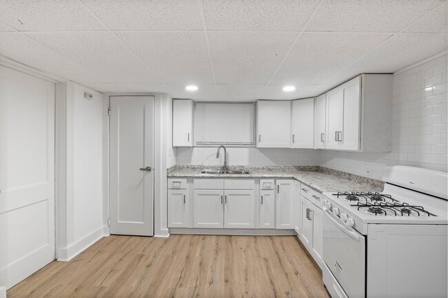 Kitchen - Coolidge Apartments