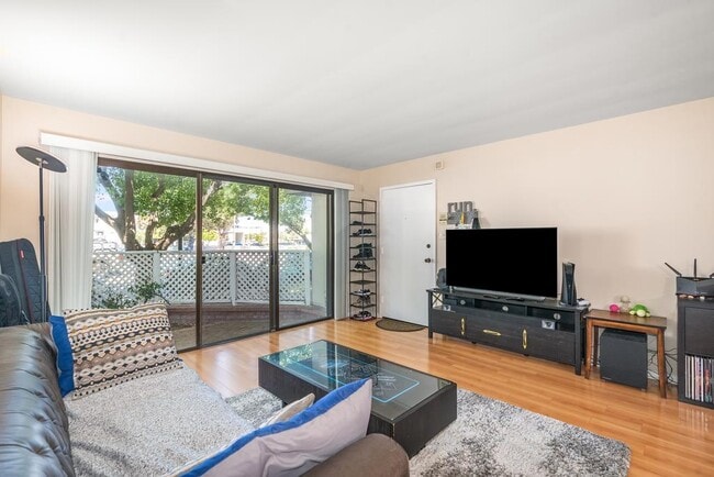 Building Photo - 2828 Edison St