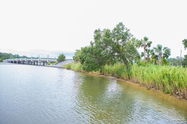 Foto del edificio - 300 Bayou Blvd