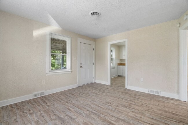 Building Photo - Portsmouth 2 bedroom -Ready Now