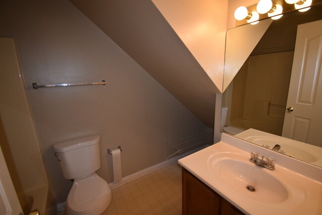 Building Photo - VIRTUAL SHOWINGS AVAILABLE - Townhome Betw...
