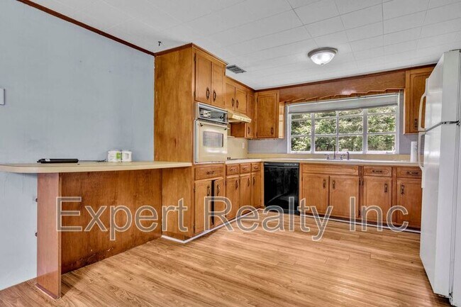 Building Photo - 216 Meadowood Ave