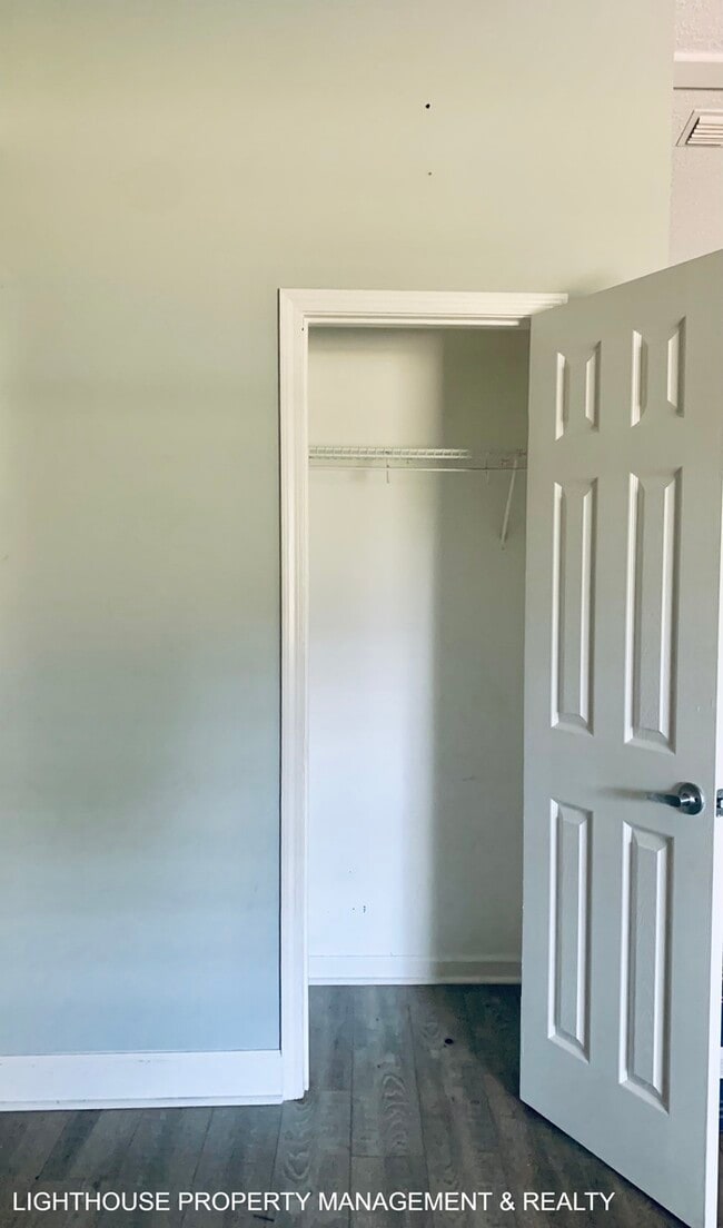 Foto del edificio - Renovated 2/1 Westside Duplex