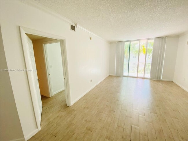 Building Photo - 2000 N Bayshore Dr