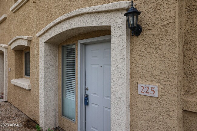 Building Photo - 525 N Miller Rd