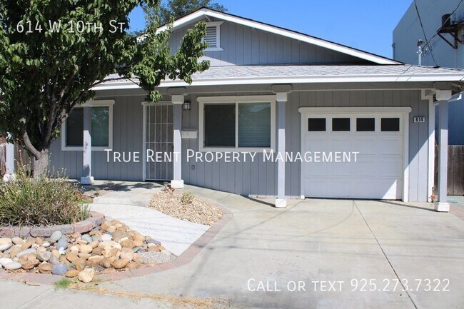 Building Photo - Updated 4 Bedroom, 2 Bath Single Family Ho...