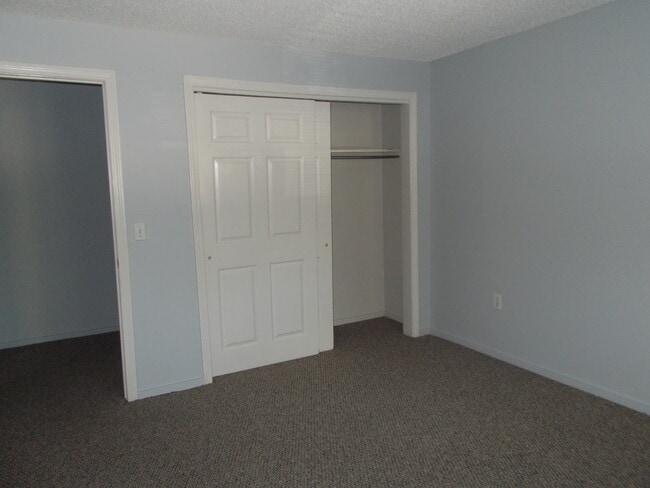 Building Photo - 3 Oak Hill Ln